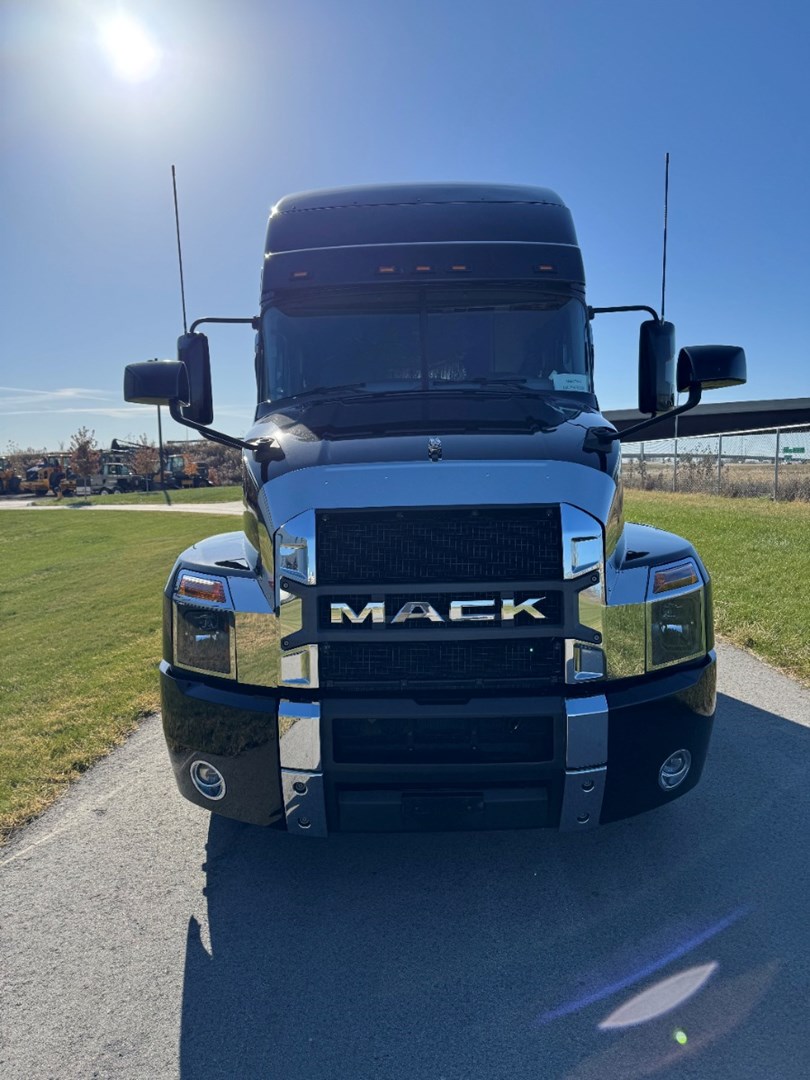 2022 Mack Anthem 64T Sleeper - image 2